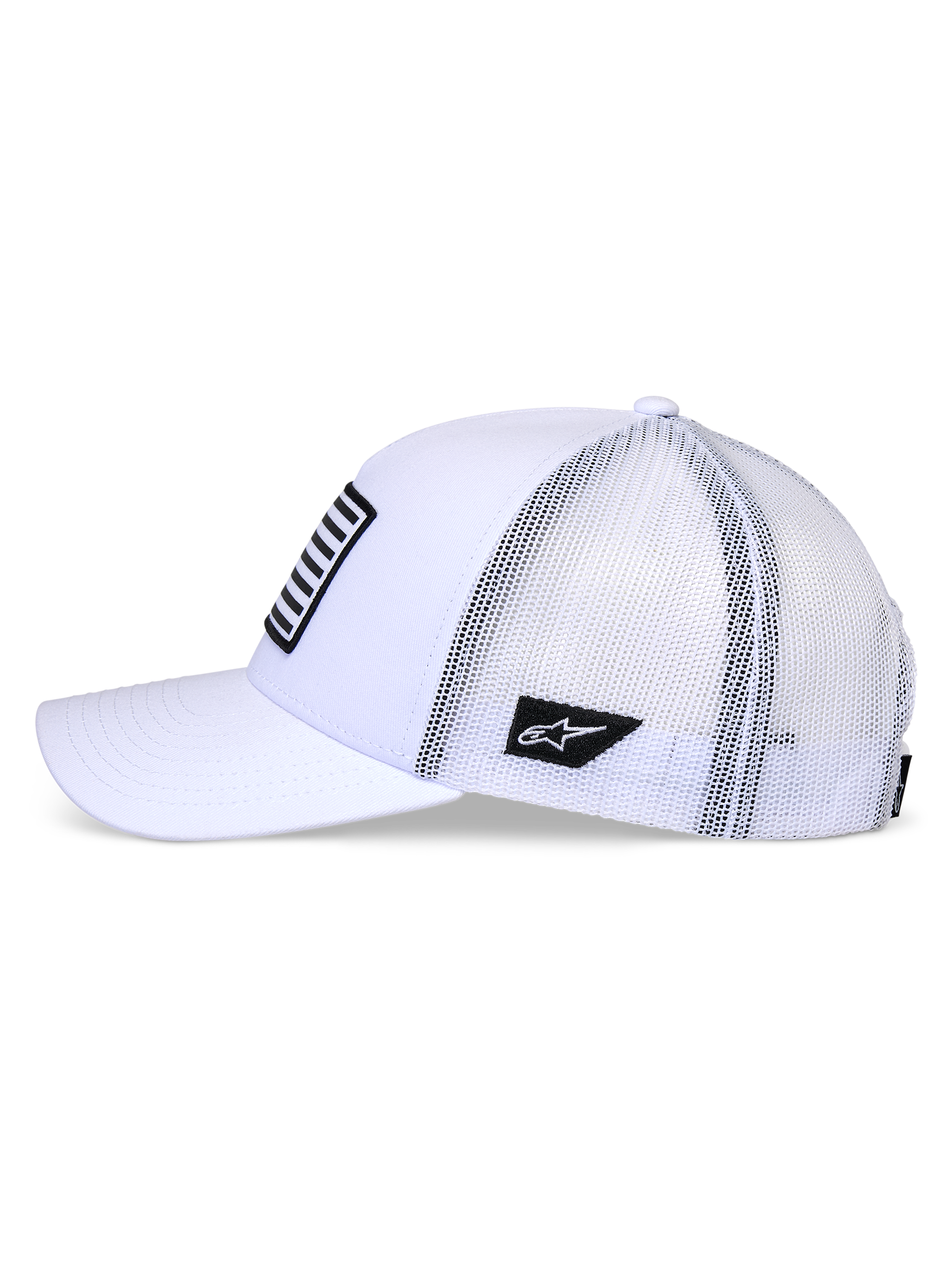 Alpinestars Flag Snapback Kappe, Weiß, Seitenansicht einer Trucker-Style-Cap mit gebogenem Schirm und weißer Mesh-Rückseite, schwarzer Logo-Patch an der Seite und gestreifter Front-Patch