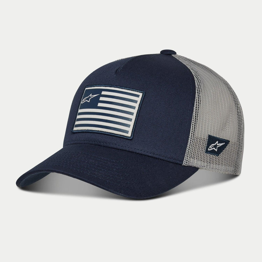 Alpinestars Flag Snapback Mütze, Navy und Grau, gebogener Schirm mit strukturierter Krone, vorne aufgedruckter Flaggen-Aufnäher und seitlich gesticktes Logo, Mesh-Rückseite für Atmungsaktivität, lässige, vom Motorsport inspirierte Kopfbedeckung