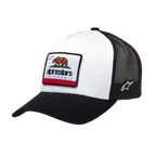 Alpinestars Cali 2.0 Cap, weiß-schwarze Trucker-Cap, gebogener Schirm mit strukturierter Krone, gewebter California-Bär-Patch mit Alpinestars-Branding, schwarze Netzrückseite, lässiger Motorsport-Stil