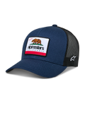 Alpinestars Cali 2.0 Cap, marineblaue und schwarze Trucker-Cap, mit großem California-Bären-Patch und Alpinestars-Logo, gebogener Schirm, atmungsaktive schwarze Mesh-Rückseite, lässige Motorsport-Kopfbedeckung