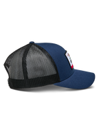 Alpinestars Cali 2.0 Cap, Marineblau mit schwarzem Mesh, Seitenansicht, strukturierte Trucker-Cap mit gebogenem Schirm und Twill-Front, atmungsaktive Poly-Mesh-Rückseite, lässige Motorsport-Kopfbedeckung
