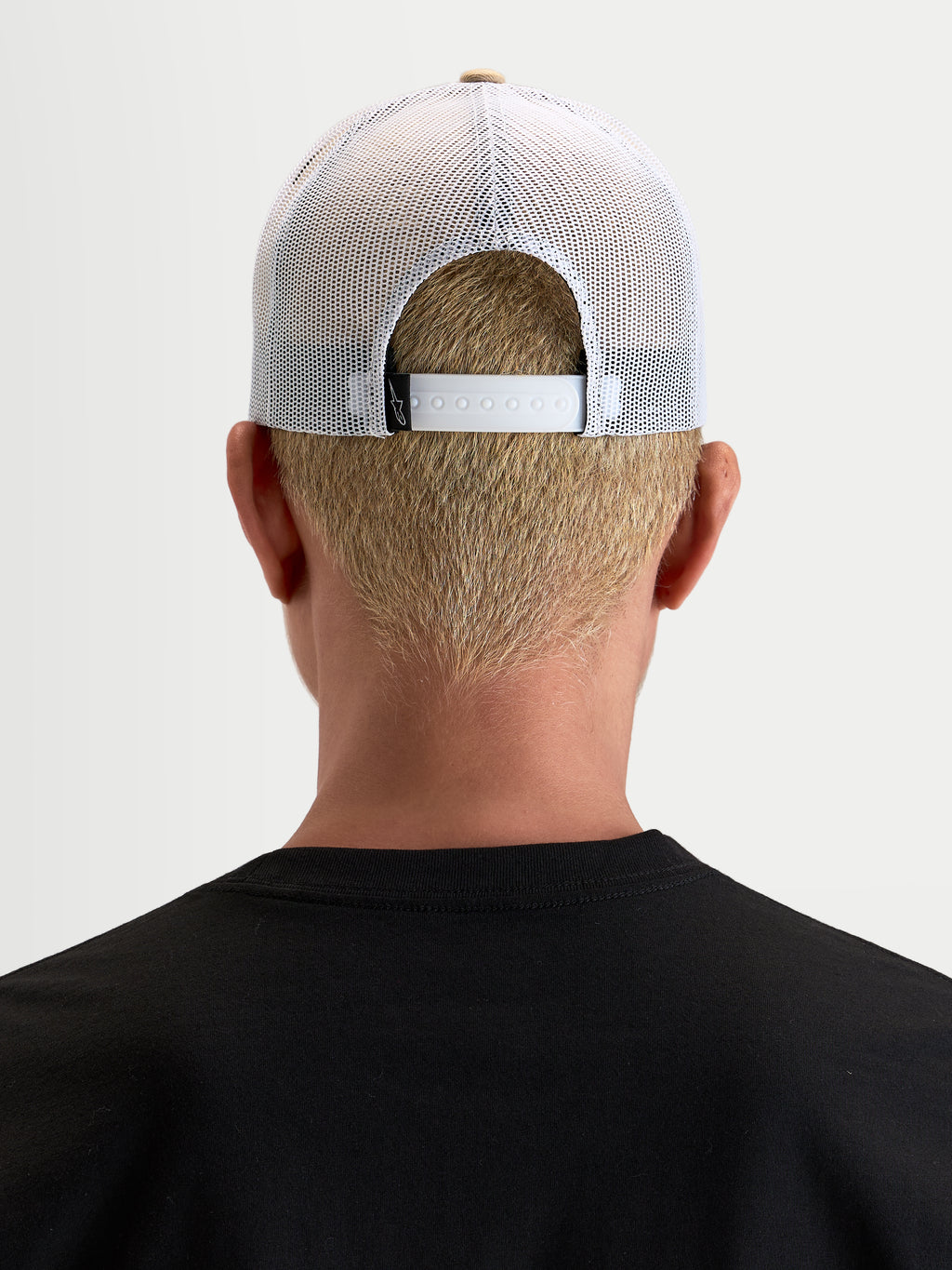 Alpinestars Cali 2.0 Kappe, Sportswear Trucker-Kappe, Khaki und Weiß, Rückansicht am Model mit verstellbarem Snapback-Verschluss und atmungsaktivem Mesh