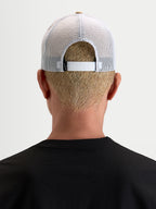Alpinestars Cali 2.0 Kappe, Sportswear Trucker-Kappe, Khaki und Weiß, Rückansicht am Model mit verstellbarem Snapback-Verschluss und atmungsaktivem Mesh