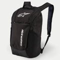 Alpinestars Defcon V2 Rucksack, Tagesrucksack, Schwarz, mit weiß aufgedrucktem Logo und vertikalem Alpinestars-Schriftzug, Fronttasche mit Reißverschluss, seitlichen Netztaschen und gepolsterten Airmesh-Schultergurten, strapazierfähige 600D Polyester-Konstruktion
