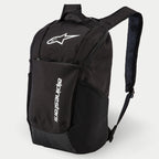 Alpinestars Defcon V2 Rucksack, Tagesrucksack, Schwarz, mit weiß aufgedrucktem Logo und vertikalem Alpinestars-Schriftzug, Fronttasche mit Reißverschluss, seitlichen Netztaschen und gepolsterten Airmesh-Schultergurten, strapazierfähige 600D Polyester-Konstruktion