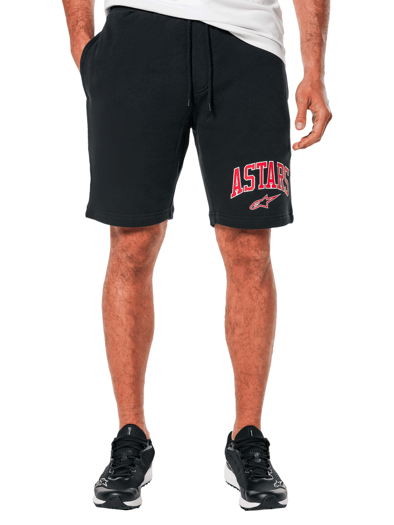 Alpinestars Dunker Shorts, schwarze Fleece-Trainingsshorts für Herren, rotes ASTARS-Logo auf dem linken Oberschenkel, elastischer Bund mit Kordelzug, bequeme sportliche Freizeitkleidung
