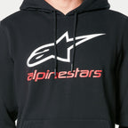 Alpinestars Always V3 Hoodie, schwarzer Kapuzenpullover aus Fleece, mit weißem Stern-Logo und rotem Alpinestars-Schriftzug auf der Brust, schwarze Kordelzüge mit getauchten Enden, lässige vom Motorsport inspirierte Streetwear