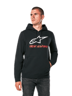 Alpinestars Always V3 Hoodie, schwarzer Freizeit-Kapuzenpullover mit weißem Stern-Logo und rotem Alpinestars-Schriftzug, Pullover-Design mit Kängurutasche vorne, Lifestyle Motorsport-Streetwear