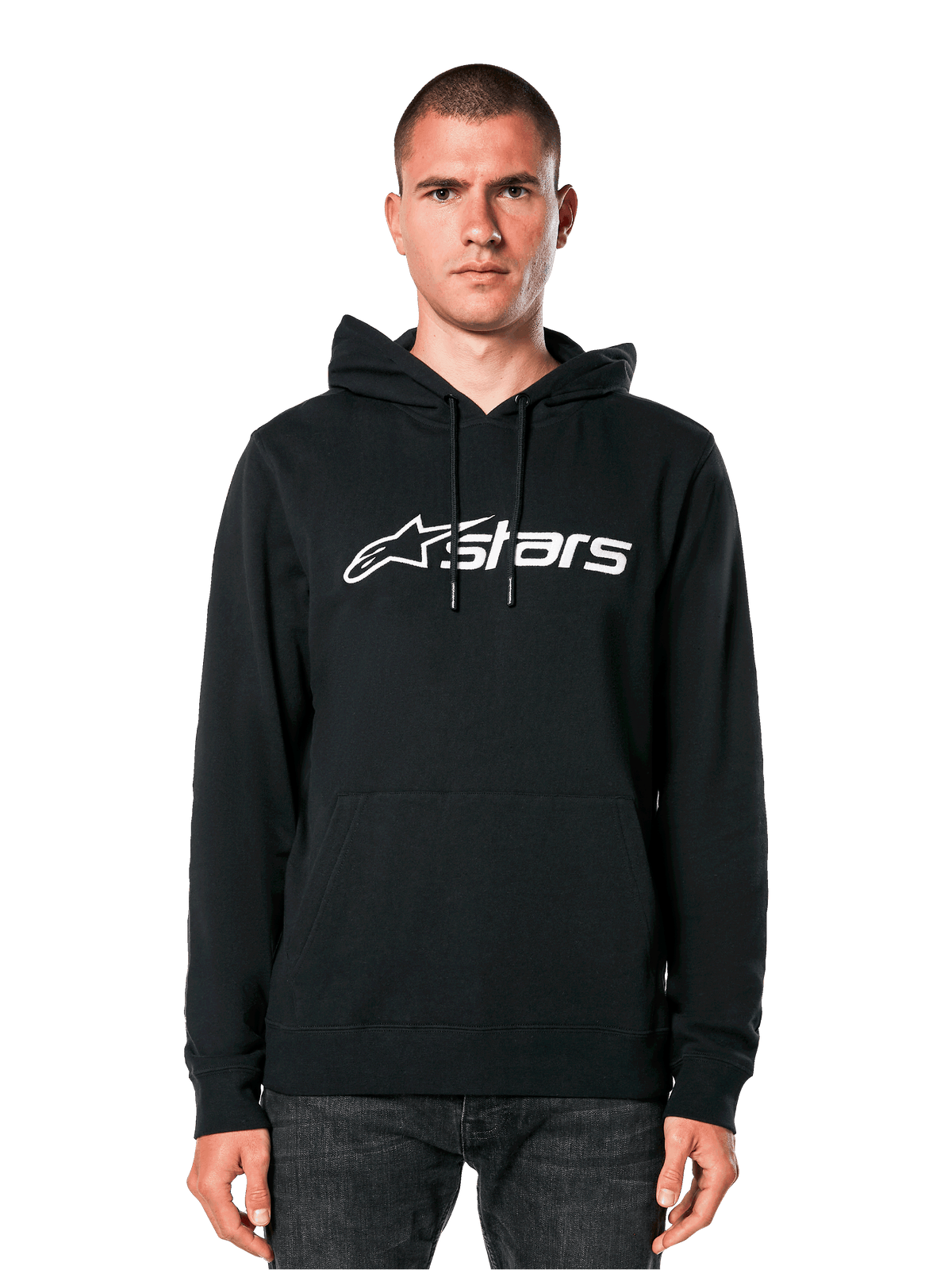 Alpinestars Blaze V3 Hoodie, schwarzer Kapuzenpullover mit weißem Logo, lässige Streetwear, mit Kängurutasche vorne und Kapuze mit Kordelzug, von einem Mann getragen, modernes motorsport-inspiriertes Design
