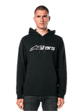 Alpinestars Blaze V3 Hoodie, schwarzer Kapuzenpullover mit weißem Logo, lässige Streetwear, mit Kängurutasche vorne und Kapuze mit Kordelzug, von einem Mann getragen, modernes motorsport-inspiriertes Design