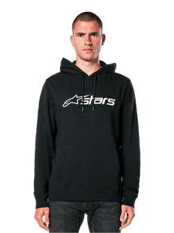 Alpinestars Blaze V3 Hoodie, schwarzer Kapuzenpullover mit weißem Logo, lässige Streetwear, mit Kängurutasche vorne und Kapuze mit Kordelzug, von einem Mann getragen, modernes motorsport-inspiriertes Design