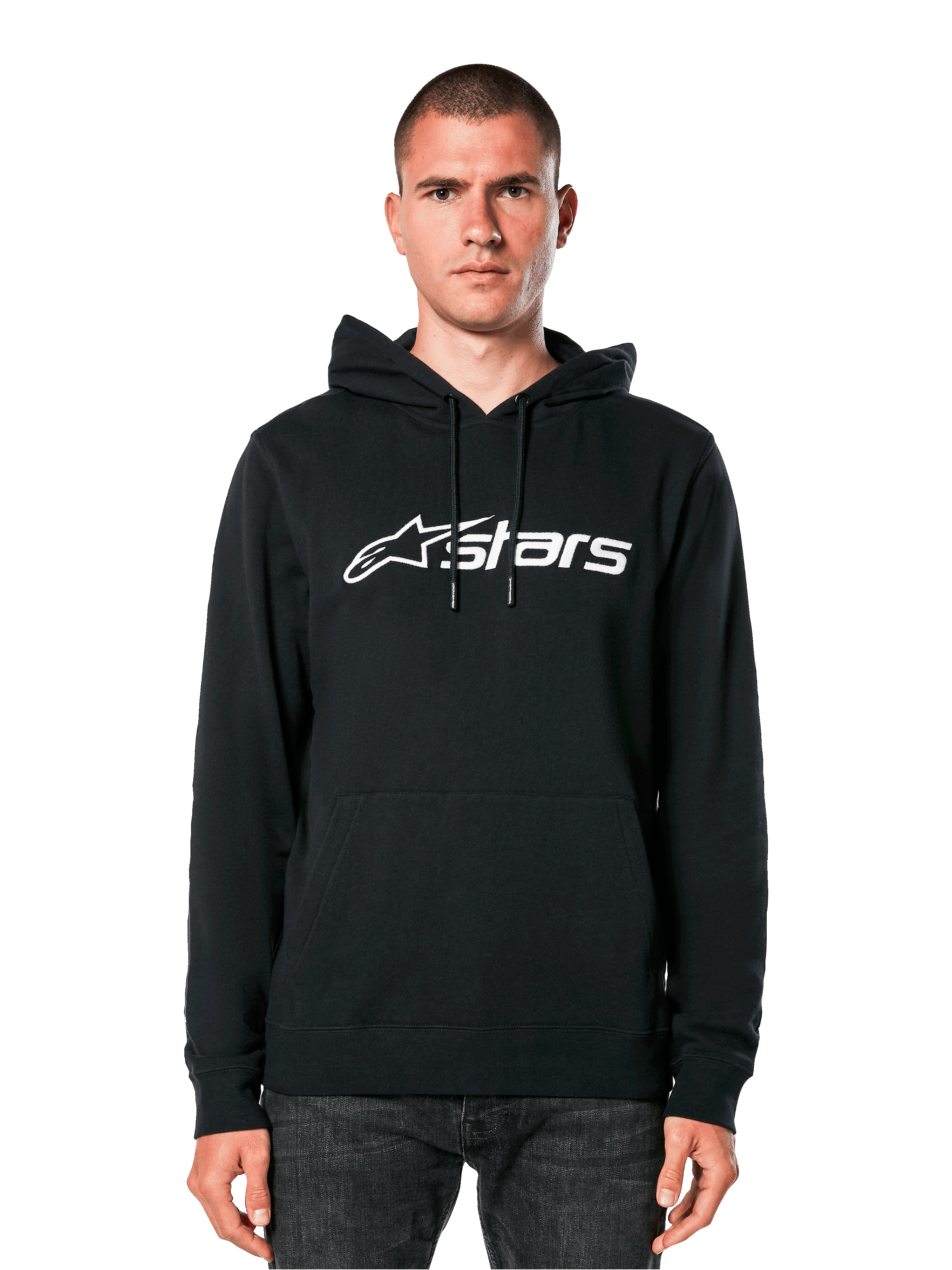 Alpinestars Blaze V3 Hoodie, schwarzer Kapuzenpullover mit weißem Logo, lässige Streetwear, mit Kängurutasche vorne und Kapuze mit Kordelzug, von einem Mann getragen, modernes motorsport-inspiriertes Design
