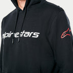 Alpinestars Linear Wordmark V3 Hoodie, schwarzer Kapuzenpullover, weißer Alpinestars-Schriftzug auf der Brust und rotes Ageless-Logo auf dem Ärmel, legerer Sportswear-Fleece-Pullover mit Kapuze und Kordelzug