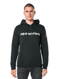Alpinestars Linear Wordmark V3 Hoodie, schwarzer Kapuzenpullover, weißer Alpinestars-Schriftzug auf der Brust, rotes Ageless-Logo am Ärmel, Kängurutasche vorne, Kapuze mit Kordelzug, getragen von einem männlichen Model, lässige, vom Motorsport inspirierte Streetwear