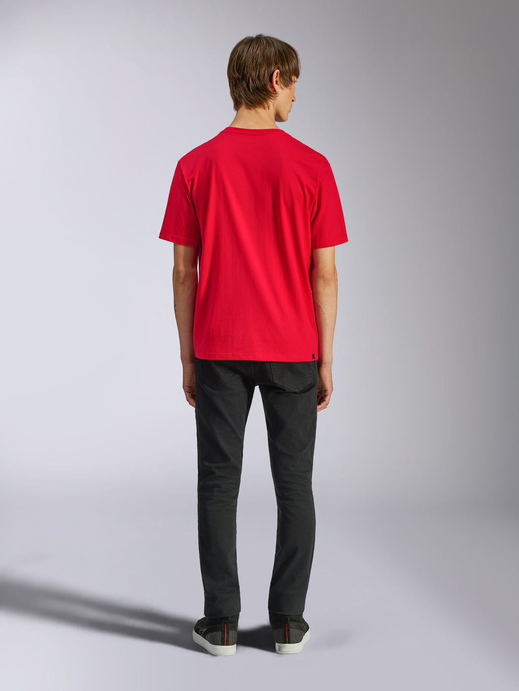 Alpinestars Ageless Shadow CSF Tee, kurzärmeliges T-Shirt, Rot, Rückansicht am Modell kombiniert mit schwarzer Hose, lässige Motorsport-Streetwear