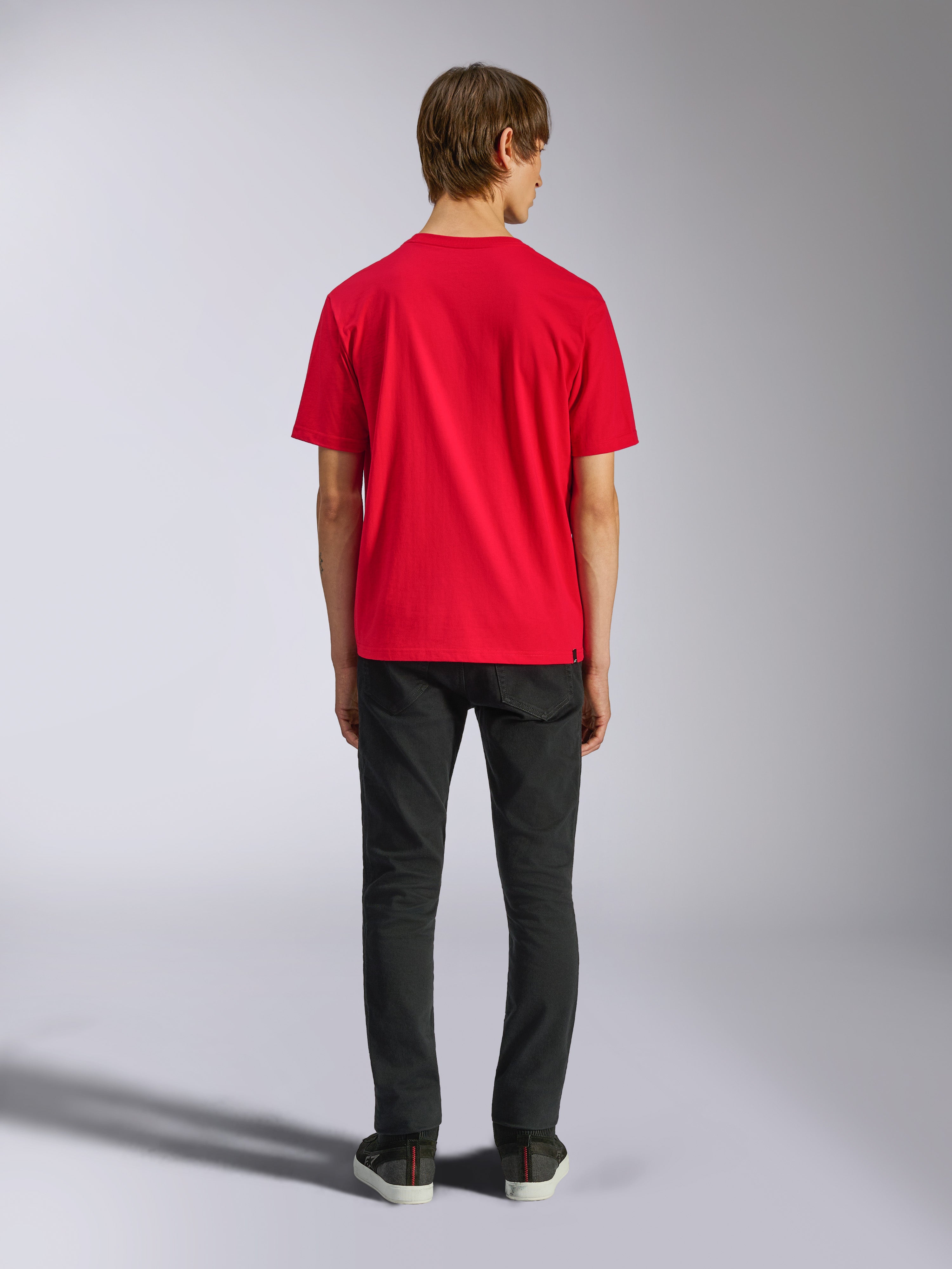Alpinestars Ageless Shadow CSF Tee, kurzärmeliges T-Shirt, Rot, Rückansicht am Modell kombiniert mit schwarzer Hose, lässige Motorsport-Streetwear