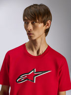 Alpinestars Ageless Shadow CSF T-Shirt, Kurzarm-T-Shirt, Rot, Ageless-Sternlogo auf der Vorderseite mit schwarz-weißem Schatteneffekt, von einem Model getragen, lässiges, vom Motorsport inspiriertes Design