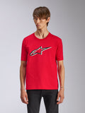 Alpinestars Ageless Shadow CSF Tee, rotes Kurzarm-T-Shirt, mit vorderseitigem Ageless-Logo mit schwarz-weißen Konturen, getragen von einem Mann mit schwarzer Hose, lässige Motorsport-Streetwear