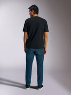 Alpinestars Ageless Shadow CSF Tee, Kurzarm-T-Shirt, Schwarz, Rückansicht, getragen mit blauen Jeans, lässige Motorsport-Streetwear
