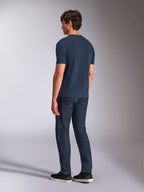 Alpinestars Ageless Shadow CSF Tee, kurzärmeliges T-Shirt, Marineblau, Rückansicht am Modell, getragen mit dunklen Denim-Jeans und schwarzen Sneakern, lässige Lifestyle-Streetwear