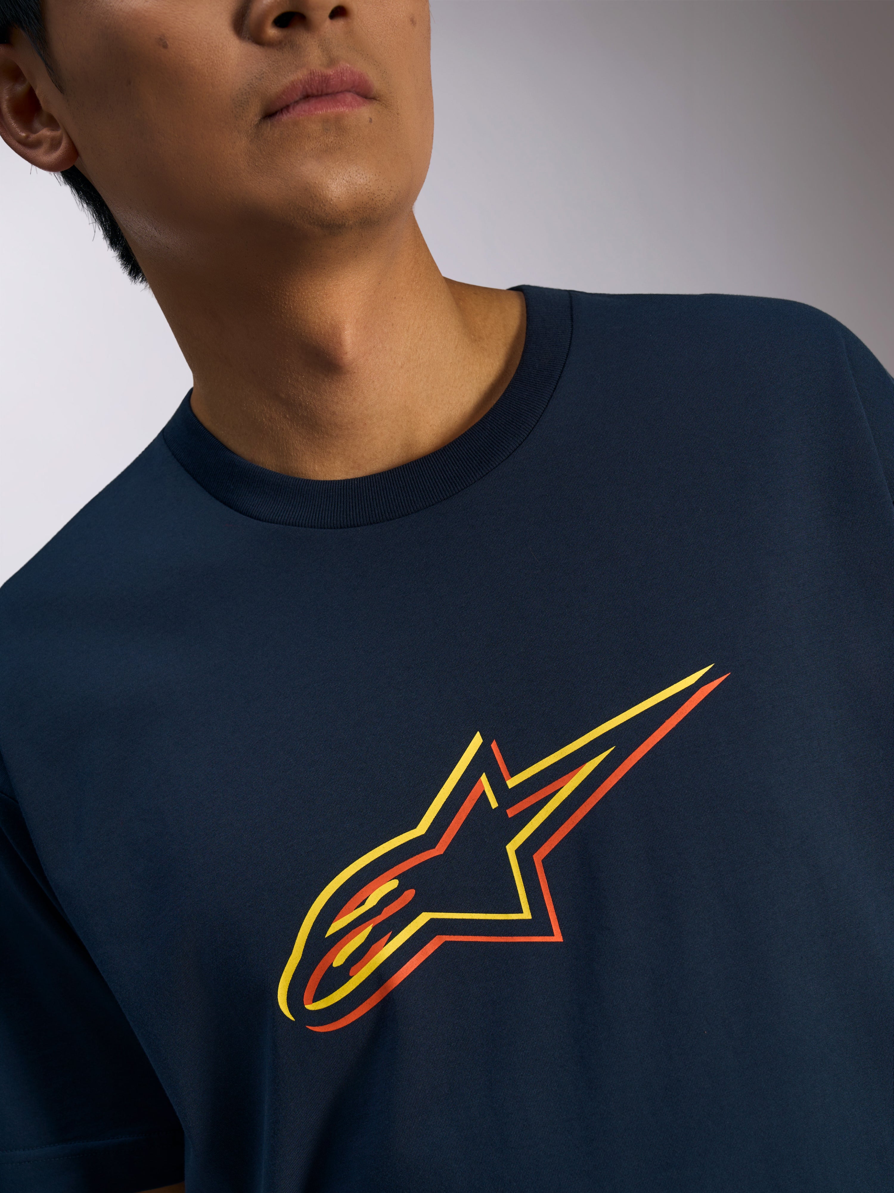 Alpinestars Ageless Shadow CSF Tee, Kurzarm-T-Shirt, Marineblau, orangefarbene und gelbe Shadow-Star-Logografik, lässige, vom Motorsport inspirierte Streetwear