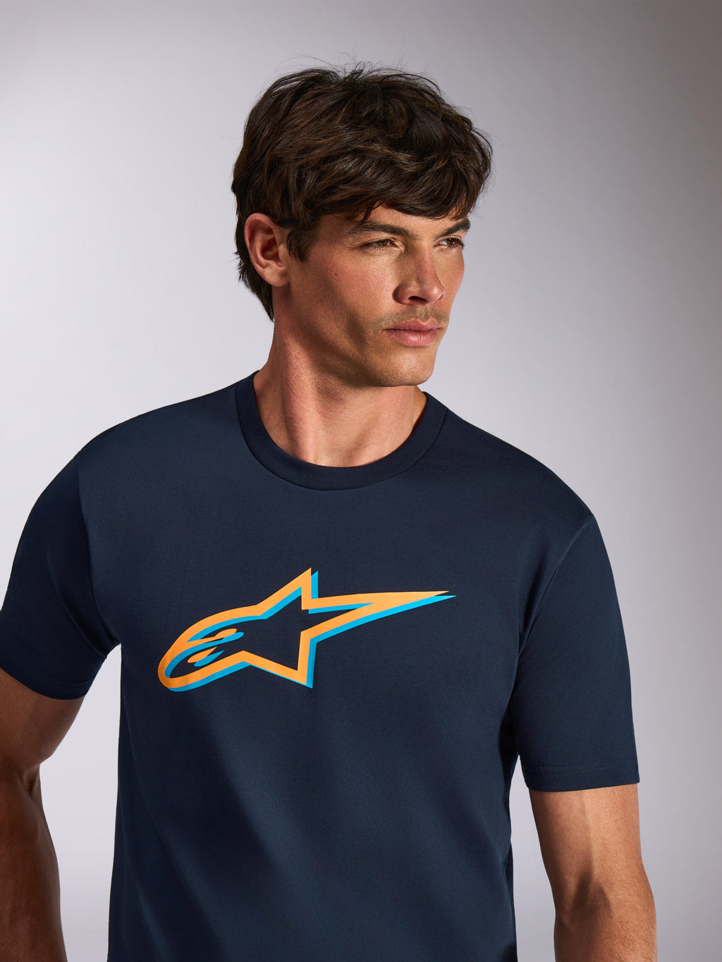 Alpinestars Ageless Shadow CSF Tee, Kurzarm-T-Shirt, Marineblau mit orangefarbenem und hellblauem Astars-Logo, lässige Motorsport-Streetwear