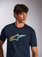 Alpinestars Ageless Shadow CSF Tee, Kurzarm-T-Shirt, Marineblau mit orangefarbenem und hellblauem Astars-Logo, lässige Motorsport-Streetwear