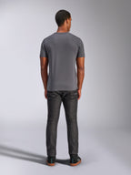 Alpinestars Always 2.0 CSF Tee, Kurzarm-T-Shirt, Anthrazitgrau, Rückansicht, getragen mit dunkler Denim-Hose, lässige, vom Motorsport inspirierte Streetwear