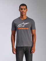 Alpinestars Always 2.0 CSF T-Shirt, Kurzarm-T-Shirt, Anthrazitgrau, großes weißes A-Star-Logo mit orangefarbenem Alpinestars-Schriftzug, von einem Mann getragen, legere Motorsport-Streetwear