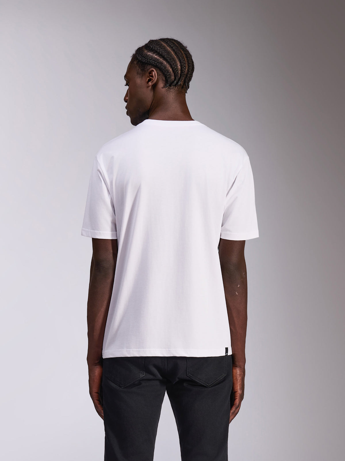 Alpinestars Always 2.0 CSF Tee, kurzärmeliges T-Shirt, Weiß, Rückansicht, getragen mit schwarzer Hose, lässige Motorsport-Streetwear