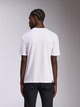 Alpinestars Always 2.0 CSF Tee, kurzärmeliges T-Shirt, Weiß, Rückansicht, getragen mit schwarzer Hose, lässige Motorsport-Streetwear