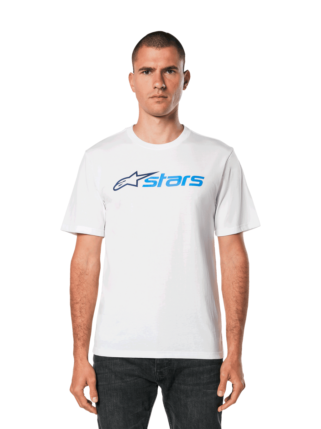 Alpinestars Blaze 2.0 CSF T-Shirt, weißes Kurzarm-T-Shirt, blaue Alpinestars Logo-Grafik, lässige Motorsport-Streetwear, getragen mit dunkler Jeans