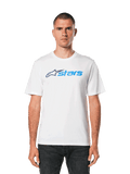 Alpinestars Blaze 2.0 CSF T-Shirt, weißes Kurzarm-T-Shirt, blaue Alpinestars Logo-Grafik, lässige Motorsport-Streetwear, getragen mit dunkler Jeans