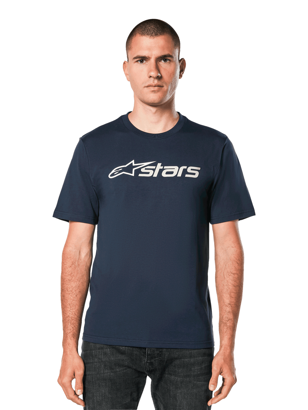 Alpinestars Blaze 2.0 CSF Tee, dunkelblaues kurzärmeliges T-Shirt mit weißer Astars-Logo-Grafik, getragen von einem Mann mit dunkler Jeans, lässige Motorsport-Lifestyle-Bekleidung