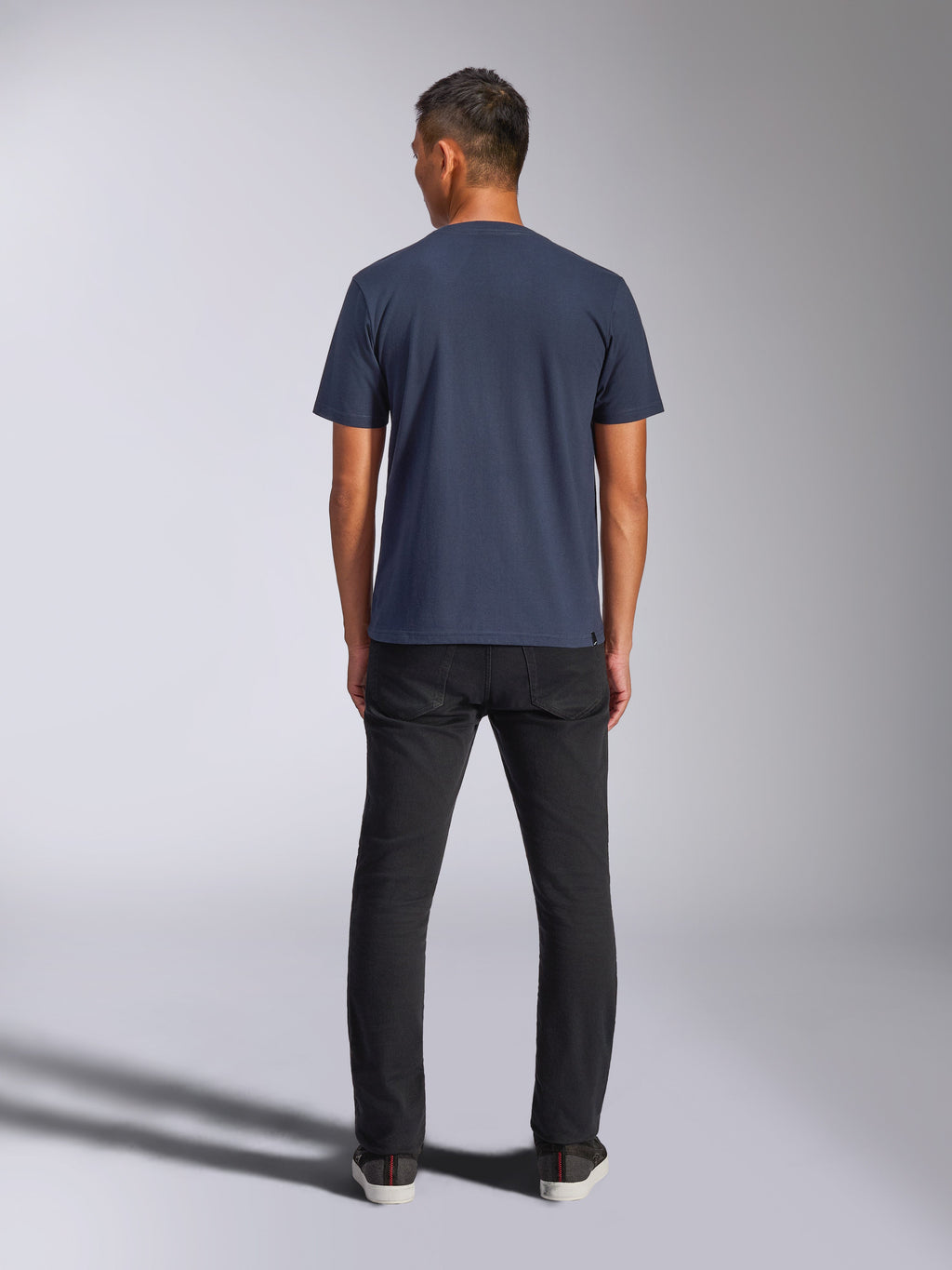 Alpinestars Blaze 2.0 CSF Tee, Kurzarm-T-Shirt, Dunkelblau, Rückansicht, getragen mit schwarzer Hose, lässige Motorsport-Streetwear