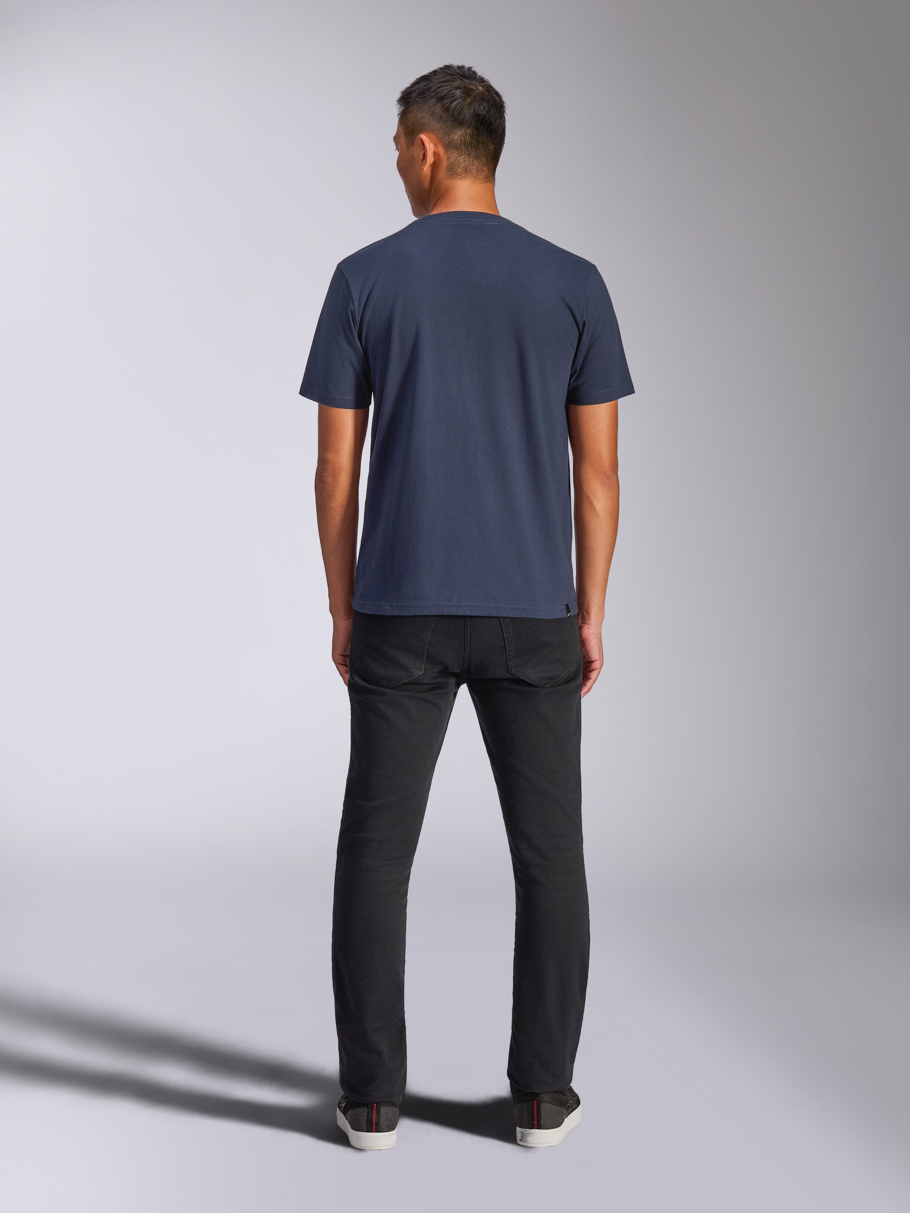 Alpinestars Blaze 2.0 CSF Tee, Kurzarm-T-Shirt, Dunkelblau, Rückansicht, getragen mit schwarzer Hose, lässige Motorsport-Streetwear