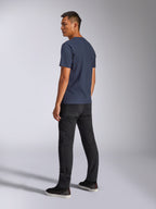 Alpinestars Blaze 2.0 CSF Tee, kurzärmeliges T-Shirt, Marineblau, Rückansicht am Modell, kombiniert mit schwarzer Hose und Sneakern, lässige Motorsport-inspirierte Streetwear