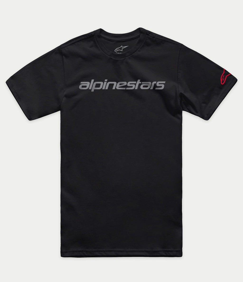 Alpinestars Linear Wordmark 2.0 CSF Tee, Kurzarm-T-Shirt, Schwarz, grauer Schriftzug auf der Vorderseite und rotes Ageless-Logo am Ärmel, Casual Sportswear