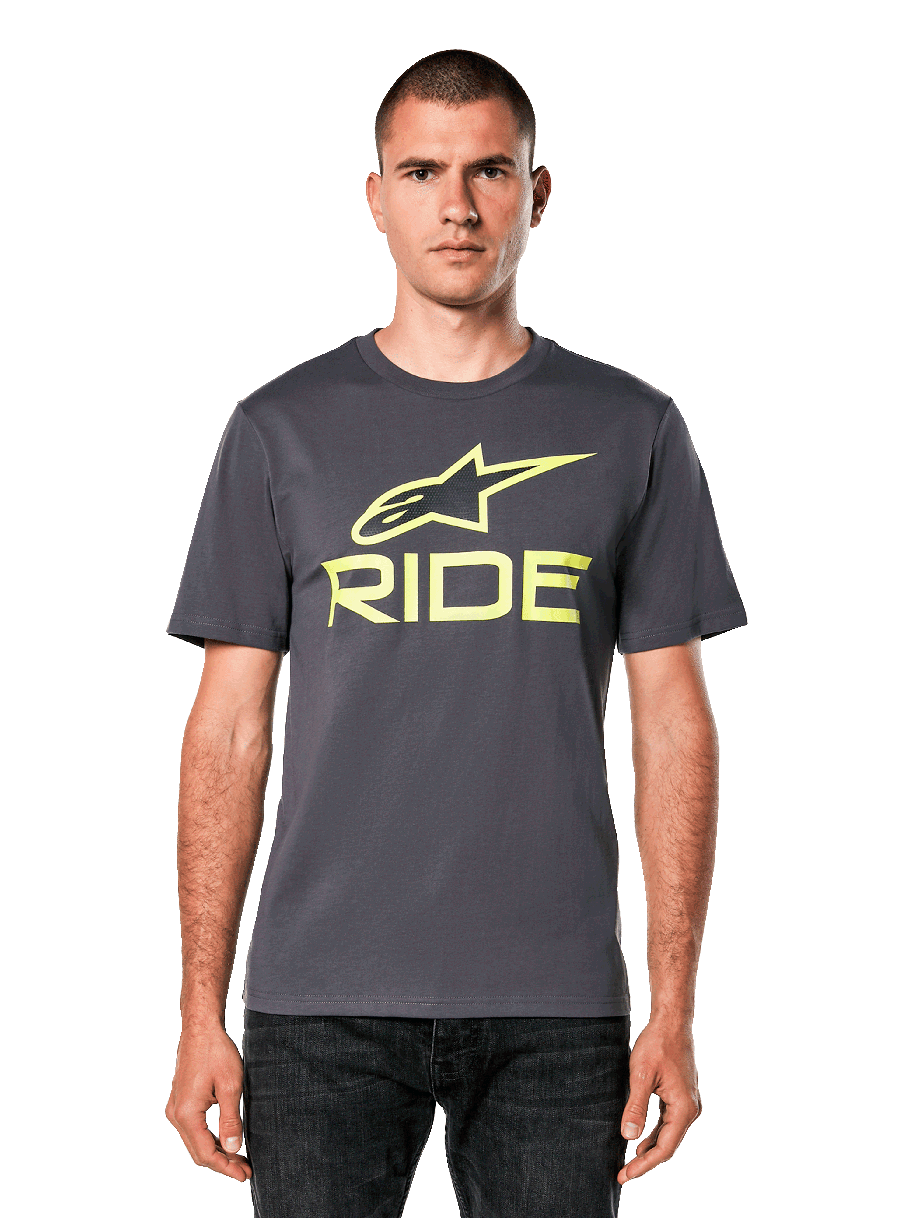 Alpinestars Ride 4.0 CSF T-Shirt, Kurzarm-T-Shirt, Anthrazit mit limettengelbem Astars- und Ride-Logo, lässige Motorsport-Streetwear, getragen von einem Modell mit dunklen Jeans vor weißem Hintergrund