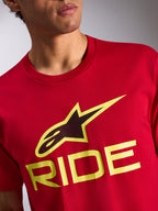 Alpinestars Ride 4.0 CSF Tee, Kurzarm-T-Shirt, Rot, Frontlogo mit schwarzem und neongelbem Astars-Symbol sowie gelbem RIDE-Schriftzug, lässige Motorsport-Sportbekleidung