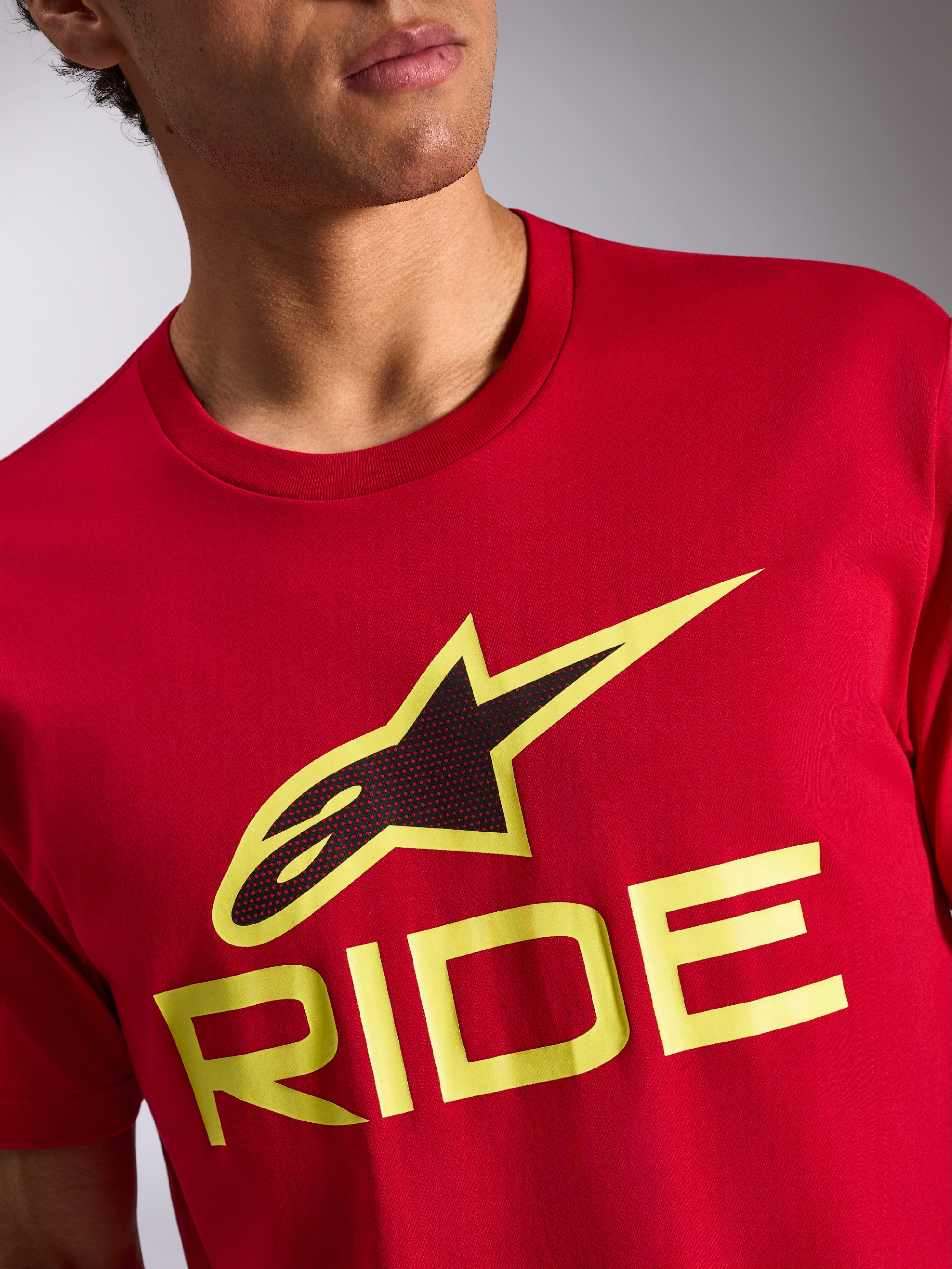 Alpinestars Ride 4.0 CSF Tee, Kurzarm-T-Shirt, Rot, Frontlogo mit schwarzem und neongelbem Astars-Symbol sowie gelbem RIDE-Schriftzug, lässige Motorsport-Sportbekleidung