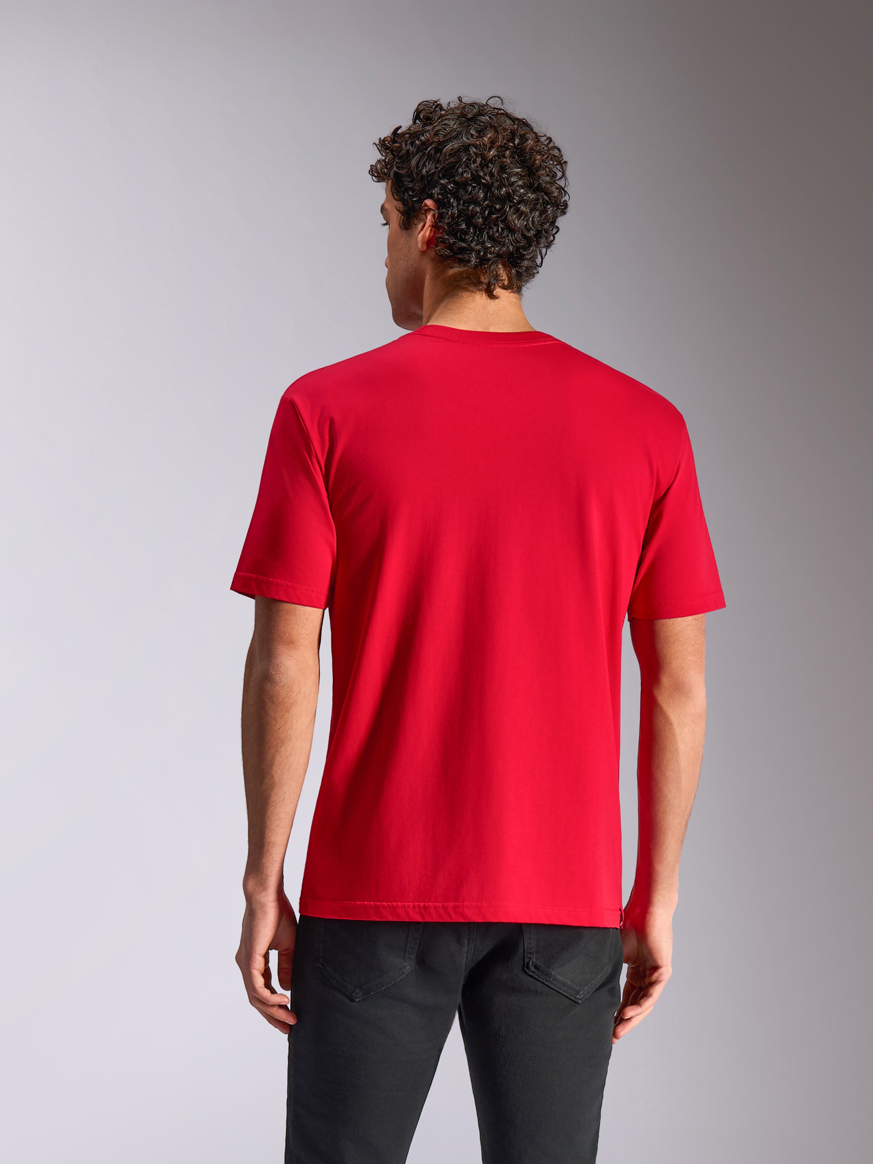 Alpinestars Ride 4.0 CSF Tee, Rückansicht, kurzärmeliges T-Shirt, Rot, lässige vom Motorsport inspirierte Streetwear, getragen mit einer schwarzen Hose