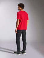 Alpinestars Ride 4.0 CSF Tee, Kurzarm-T-Shirt, Rot, Rückansicht an einem Modell mit schwarzer Hose und Sneakern, lässige Motorsport-Streetwear