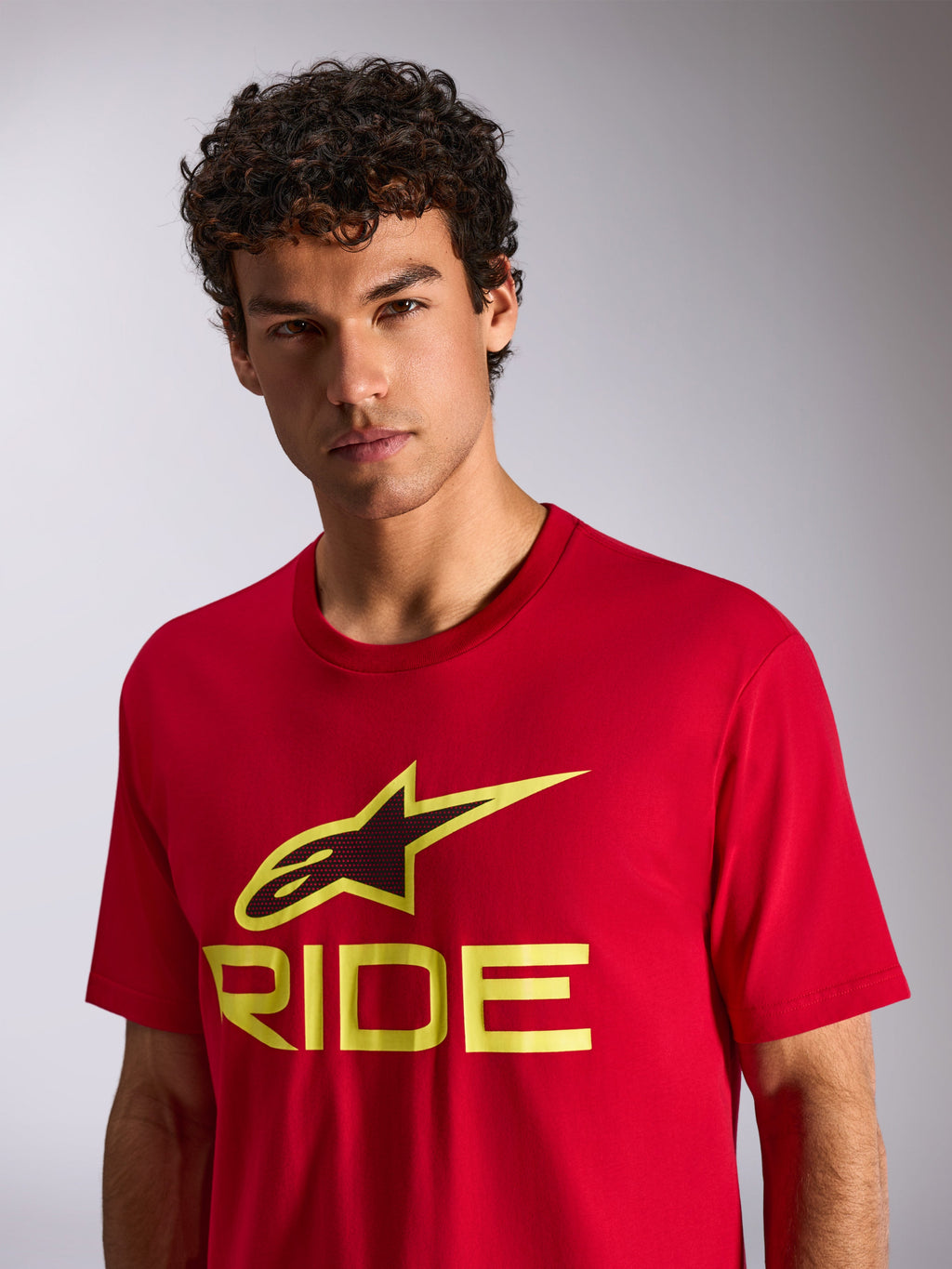 Alpinestars Ride 4.0 CSF Tee, kurzärmeliges T-Shirt, Rot mit neongelbem und schwarzem Ride-Logo, am Modell, Casual Motorsport-Streetwear