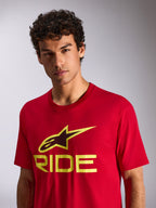 Alpinestars Ride 4.0 CSF Tee, kurzärmeliges T-Shirt, Rot mit neongelbem und schwarzem Ride-Logo, am Modell, Casual Motorsport-Streetwear