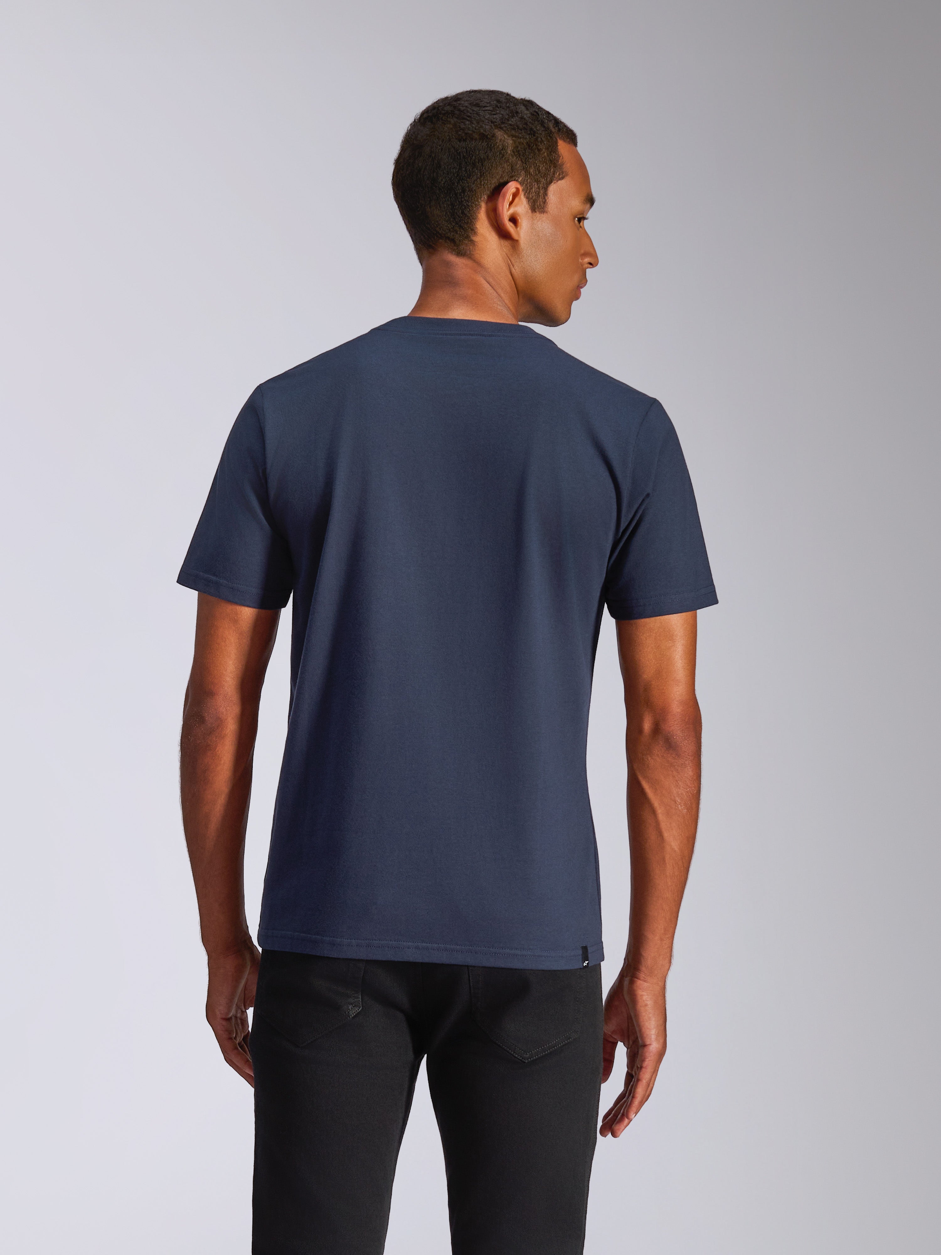 Alpinestars Ride 4.0 CSF Tee, Kurzarm-T-Shirt, Dunkelblau, Rückansicht an einem Model, lässige Motorsport-Streetwear