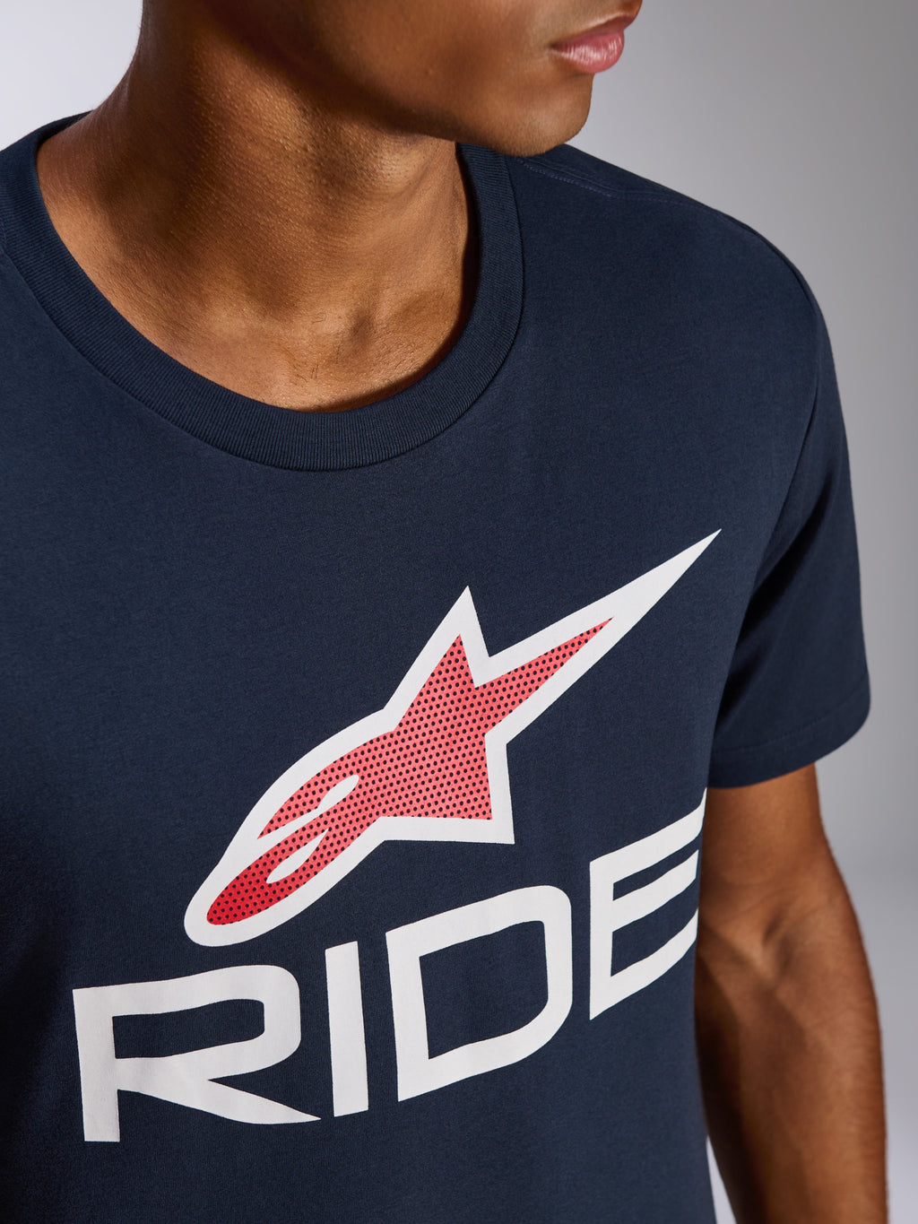 Alpinestars Ride 4.0 CSF Tee, Kurzarm-T-Shirt, Dunkelblau, mit einem rot-weißen Stern-Logo und großem weißen „RIDE“-Schriftzug, lässige Motorsport-Streetwear