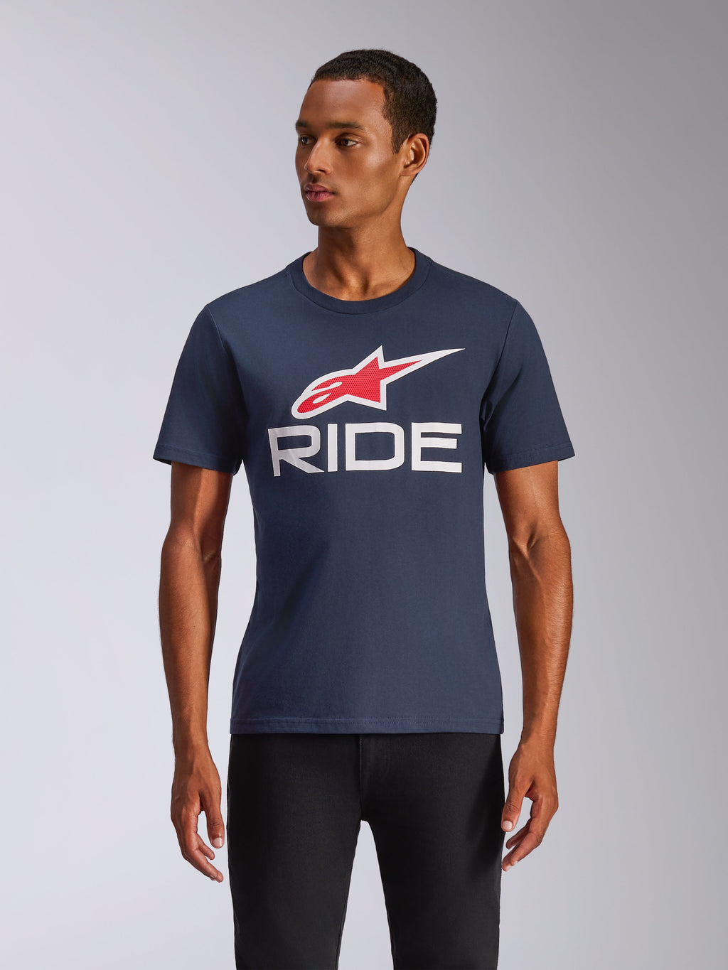Alpinestars Ride 4.0 CSF Tee, Kurzarm-T-Shirt, Marineblau, rotes und weißes Alpinestars-Logo mit weißem RIDE-Schriftzug, lässige Motorsport-Streetwear