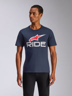 Alpinestars Ride 4.0 CSF Tee, Kurzarm-T-Shirt, Marineblau, rotes und weißes Alpinestars-Logo mit weißem RIDE-Schriftzug, lässige Motorsport-Streetwear