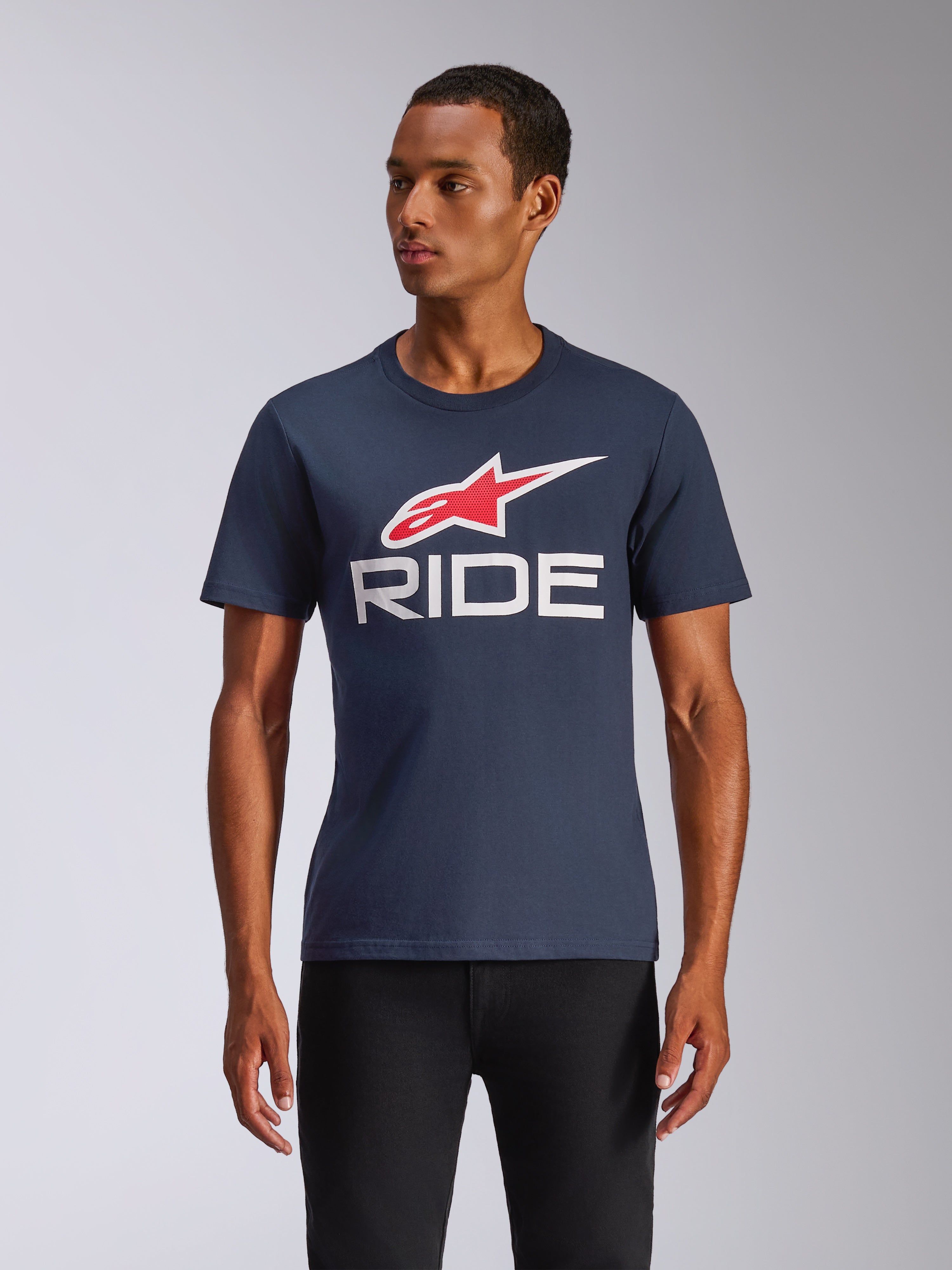 Alpinestars Ride 4.0 CSF Tee, Kurzarm-T-Shirt, Marineblau, rotes und weißes Alpinestars-Logo mit weißem RIDE-Schriftzug, lässige Motorsport-Streetwear